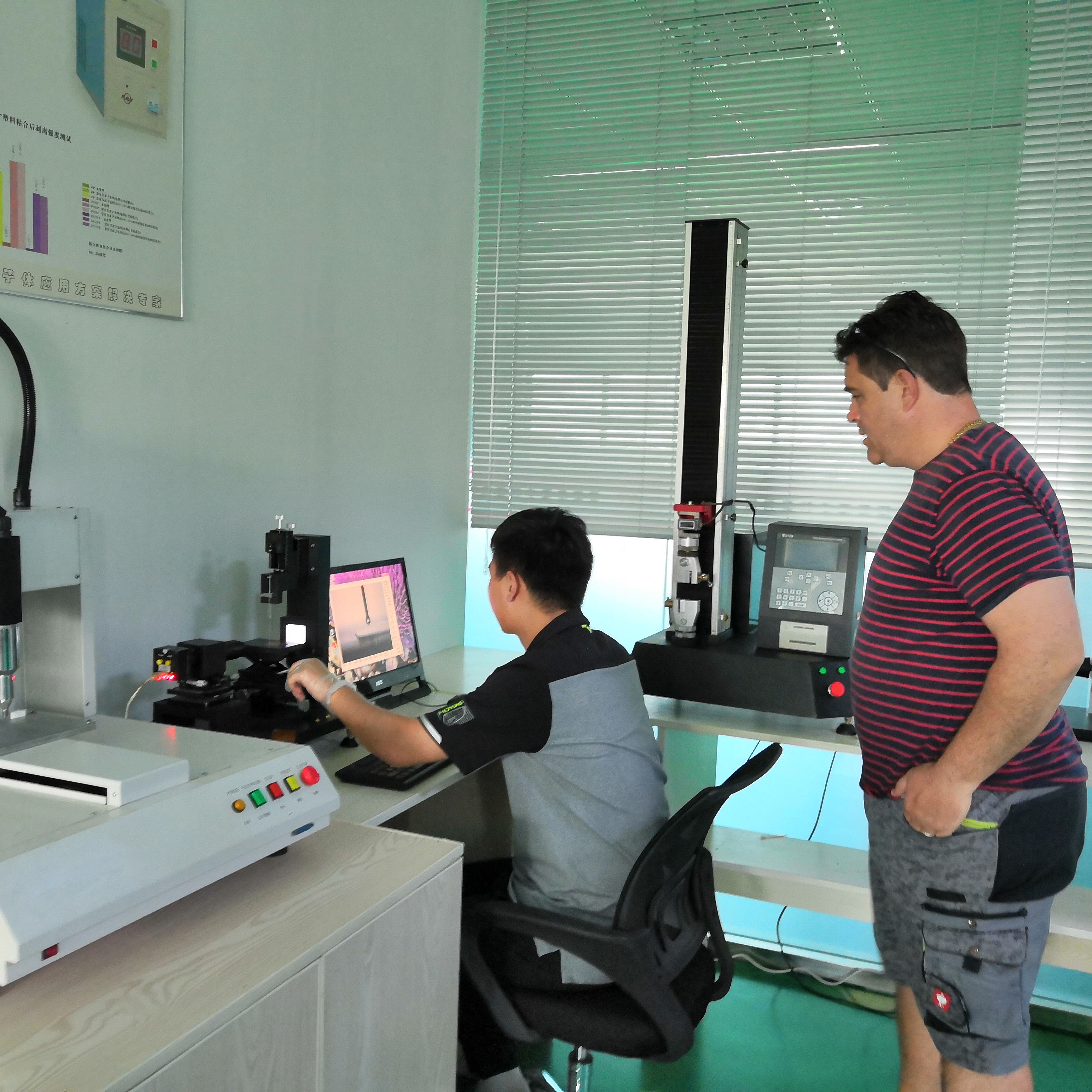 普樂斯工程師為Peter De Jongh檢驗等離子清洗機處理效果