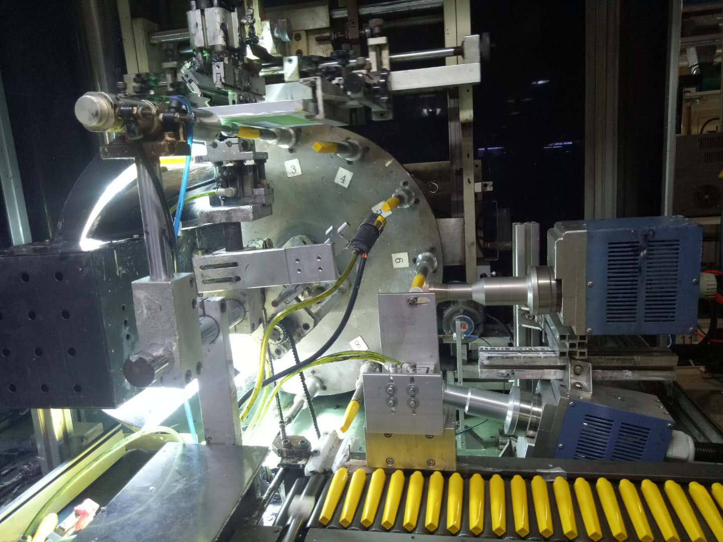 化妝品包裝容器處理中-普樂斯等離子清洗機(jī)