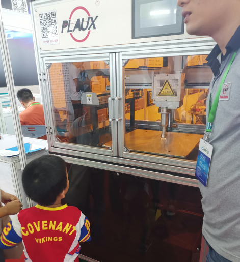 汽車內(nèi)外飾展現(xiàn)場接待情況-普樂斯等離子表面處理