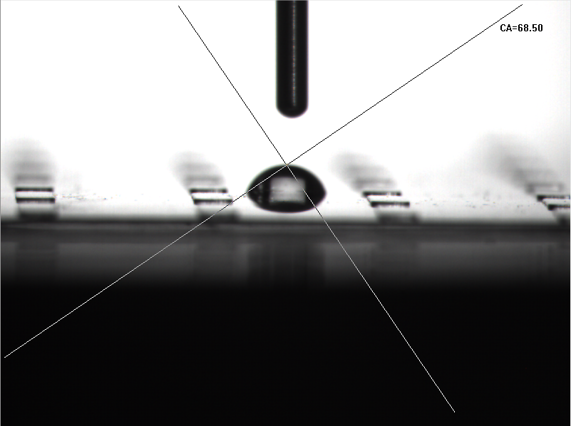 低壓真空等離子表面活化處理前，表面水滴角度數(shù)為68.5°-普樂斯等離子清洗機(jī)