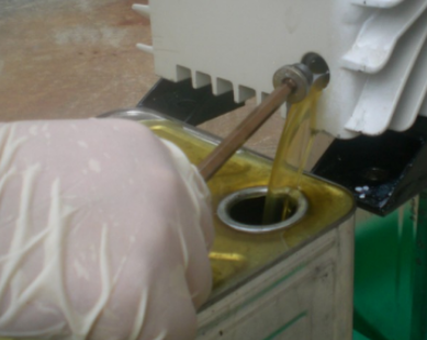 真空等離子清洗機真空泵油放油口排出-普樂斯等離子清洗機