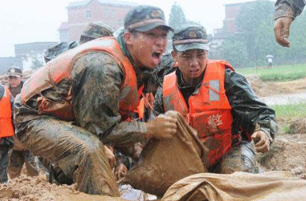 武警官兵執(zhí)行防汛工作-普樂(lè)斯等離子清洗設(shè)備