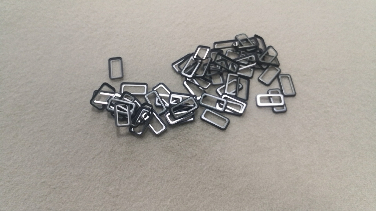 智能手機(jī)上用的尼龍材質(zhì)小配件等離子表面活化-普樂(lè)斯