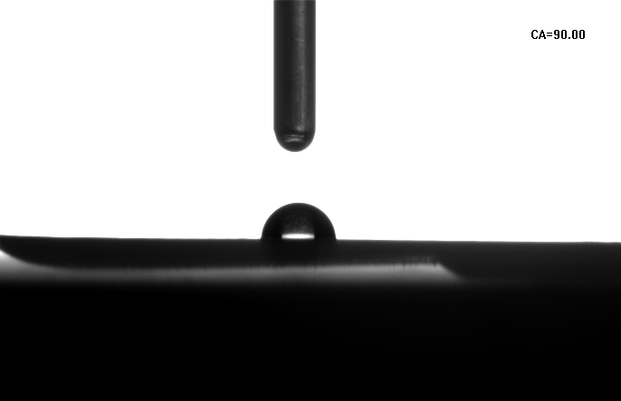 硅橡膠未經(jīng)等離子處理，水滴接觸角90°-普樂斯